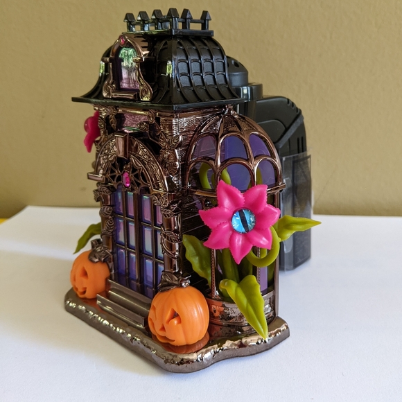 Bath and Body Works Halloween Haunted House Wallflower Plugin Lights Up - Picture 2 of 3